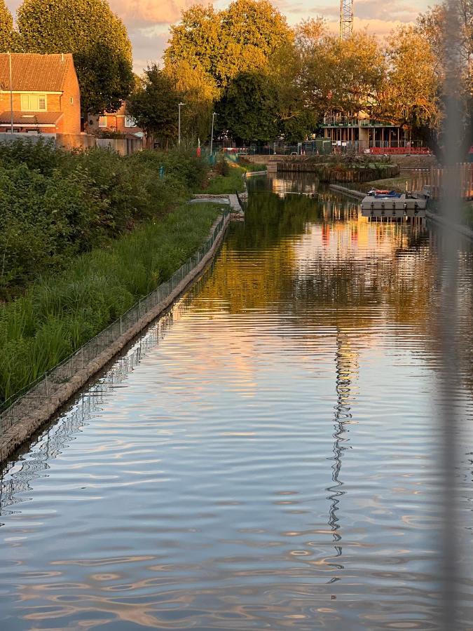 Mona'S Home Dagenham Luaran gambar