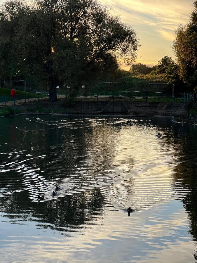 Mona'S Home Dagenham Luaran gambar