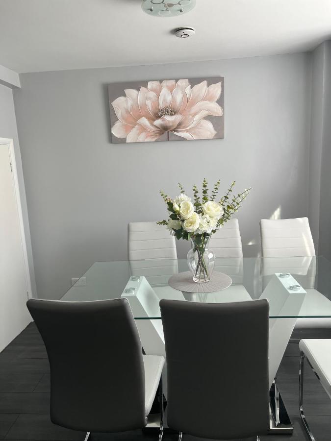 Mona'S Home Dagenham Luaran gambar