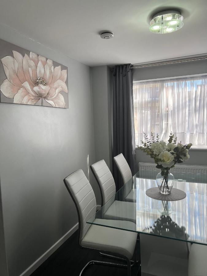 Mona'S Home Dagenham Luaran gambar